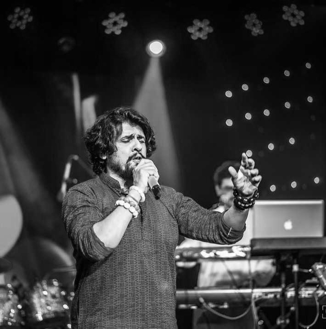 Papon performing live in black and white